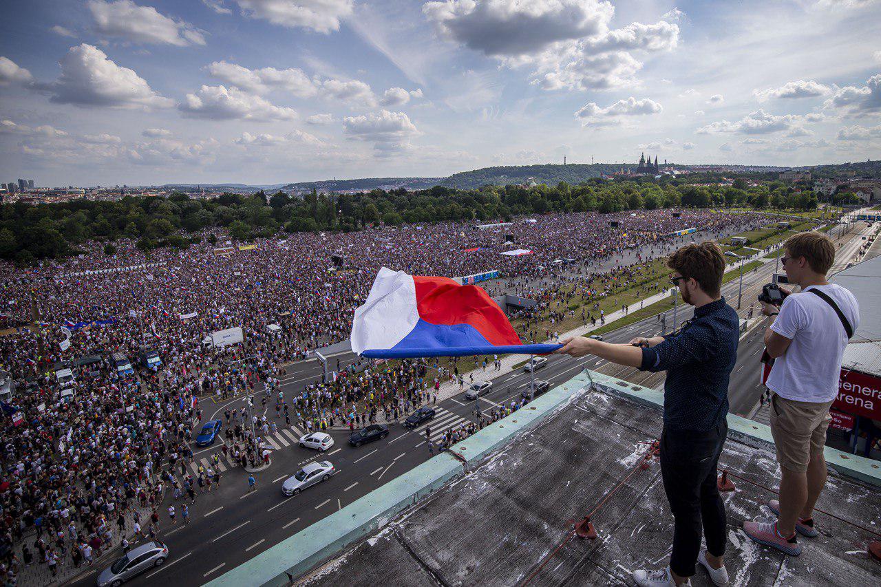 ZaplnÄ›nÃ¡ LetnÃ¡ vyzÃ½vÃ¡ k demisi premiÃ©ra Andreje BabiÅ¡e. Foto: Gabriel Kuchta, DenÃ­k N