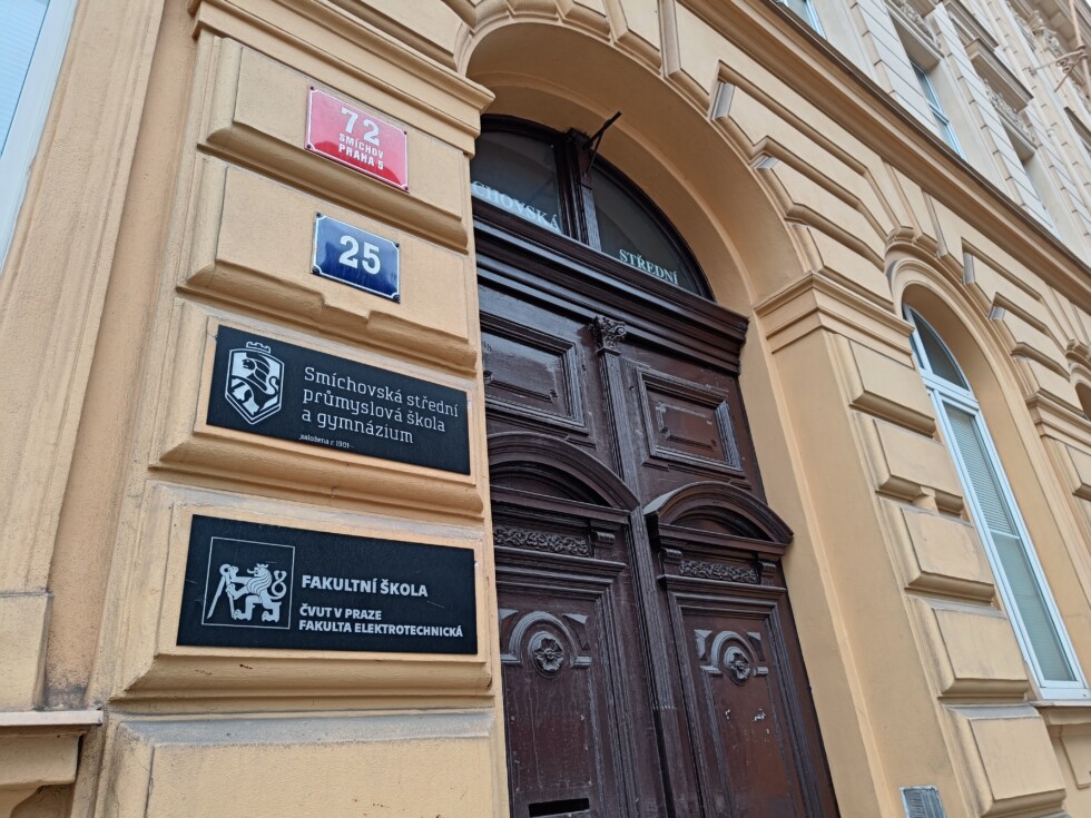 Hlavní vchod Smíchovské střední průmyslové školy a gymnázia. Foto: Vladislav Frk, Deník N